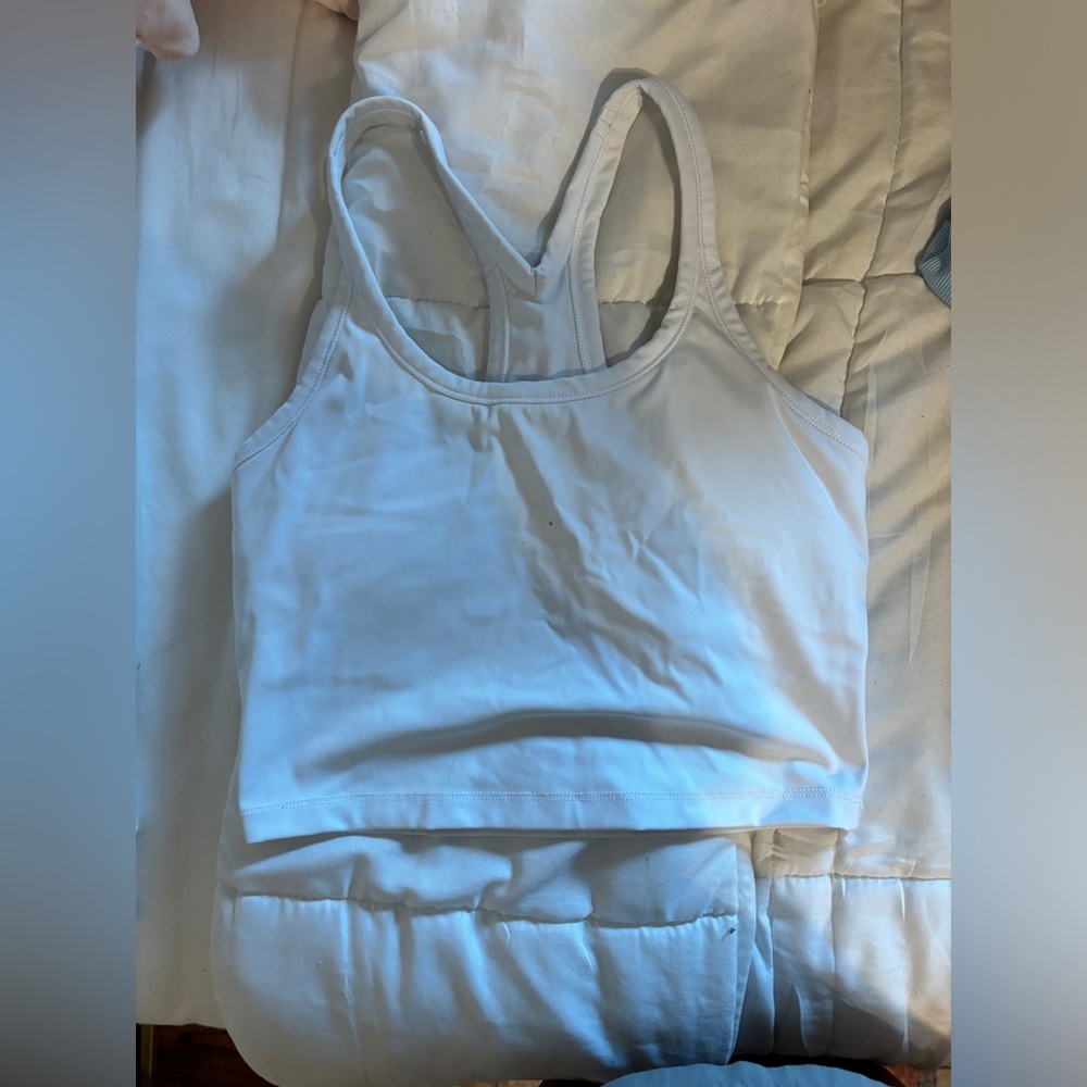 women’s white sports athletic crop top